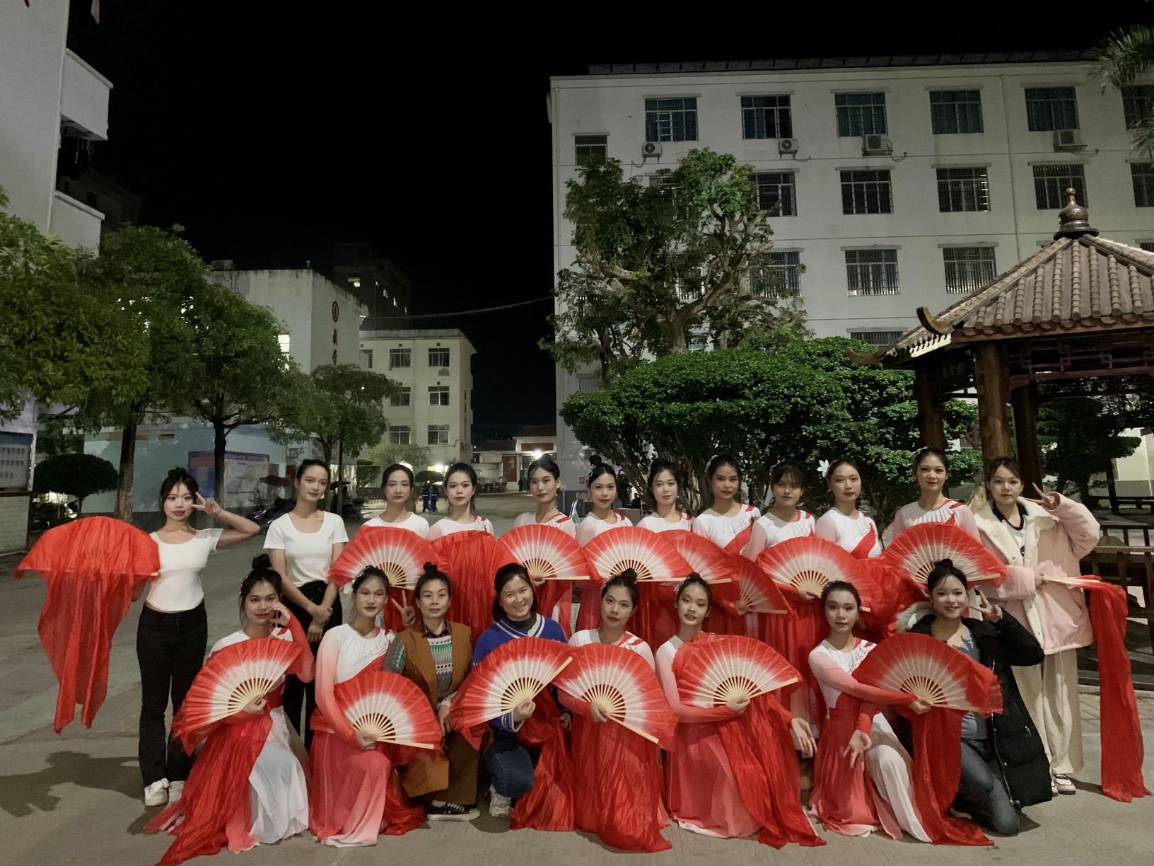 开云在线登陆入口到木乐一中绘画展示、参与晚会表演
