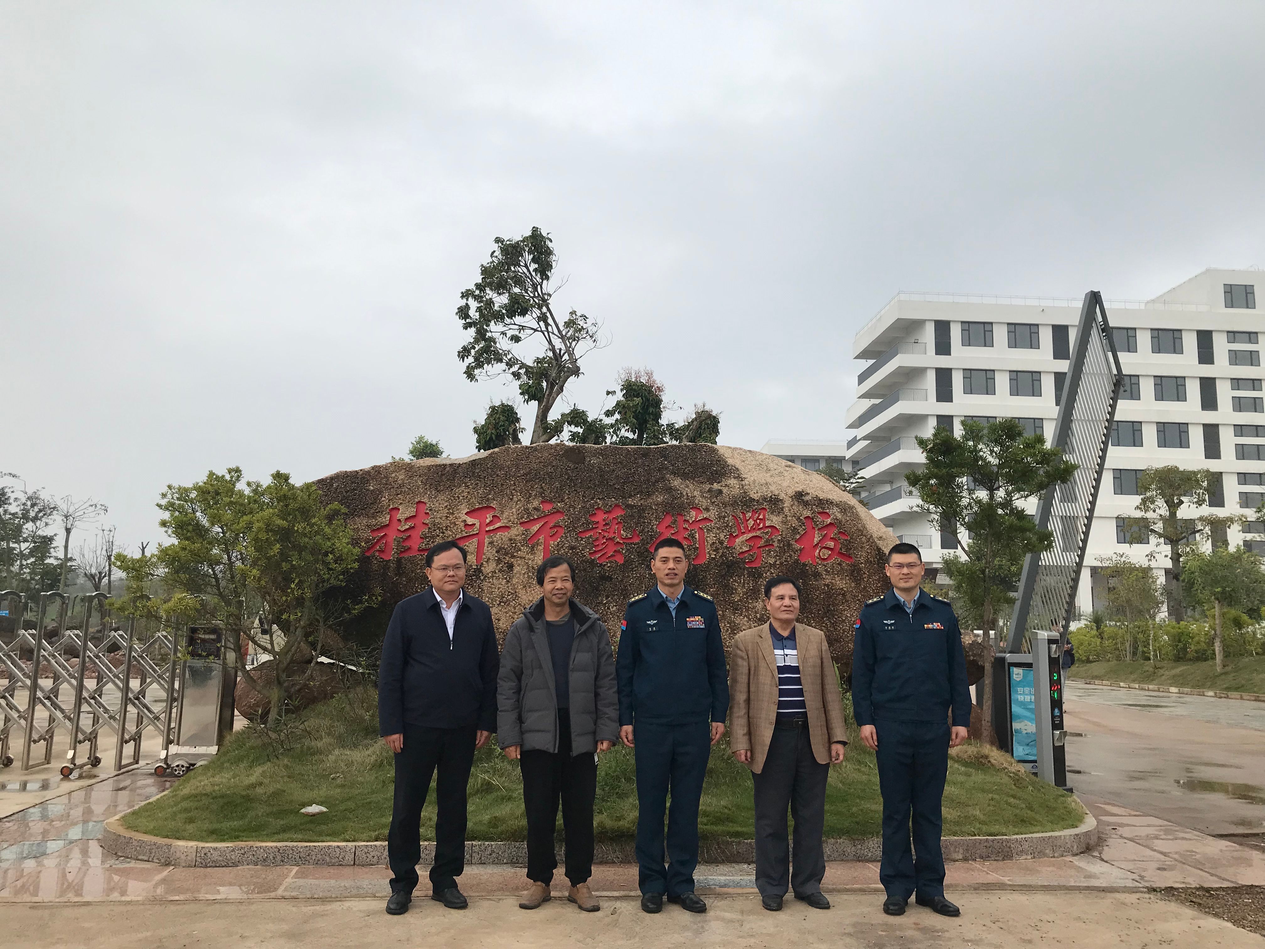 部队首长到我校指导工作丨 开云在线登陆入口  丨一方水土养育一代人。军民鱼水情，让我们的家园充满阳光、充满生机、充满希望！