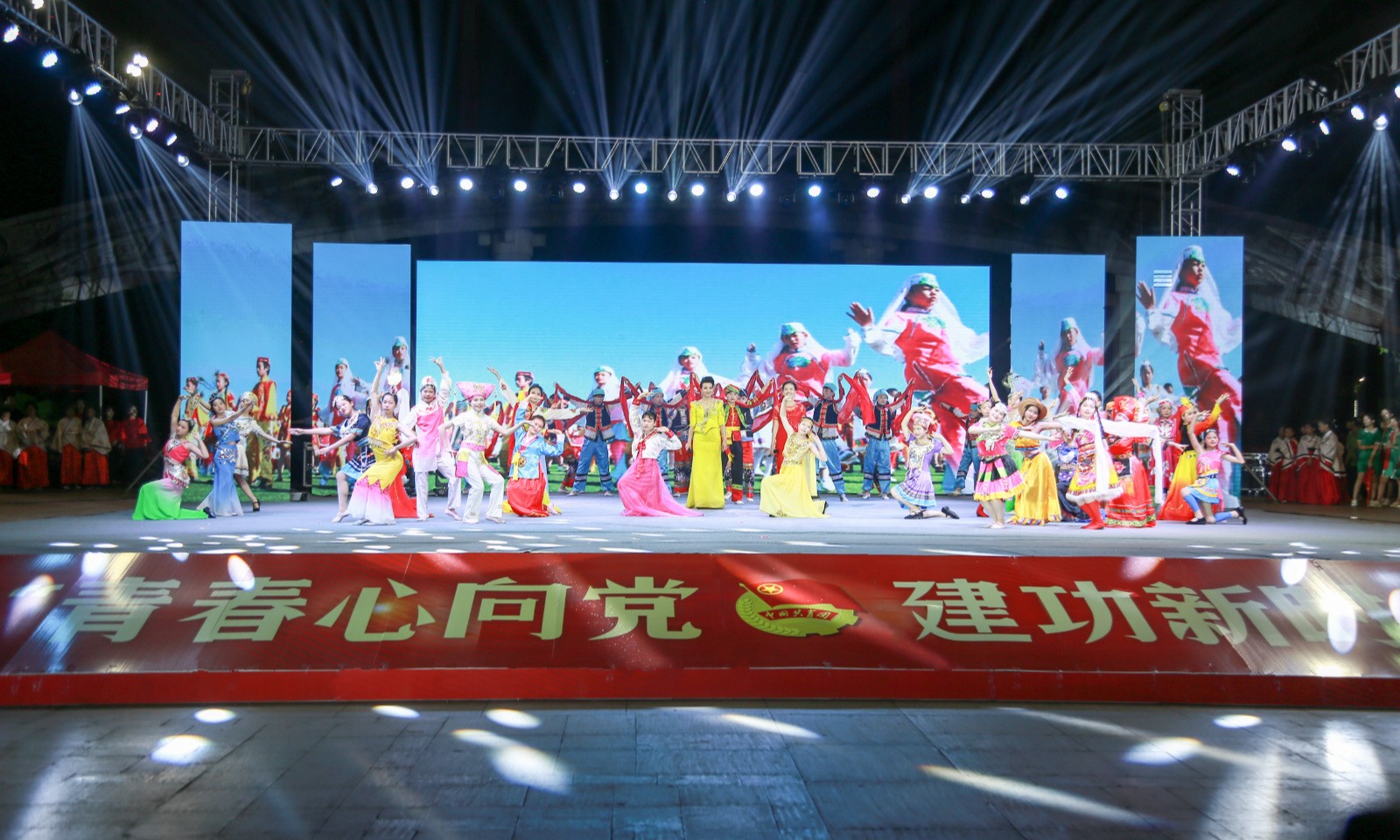 开云在线登陆入口参与2019年纪念五四运动100周年主题颁奖晚会表演